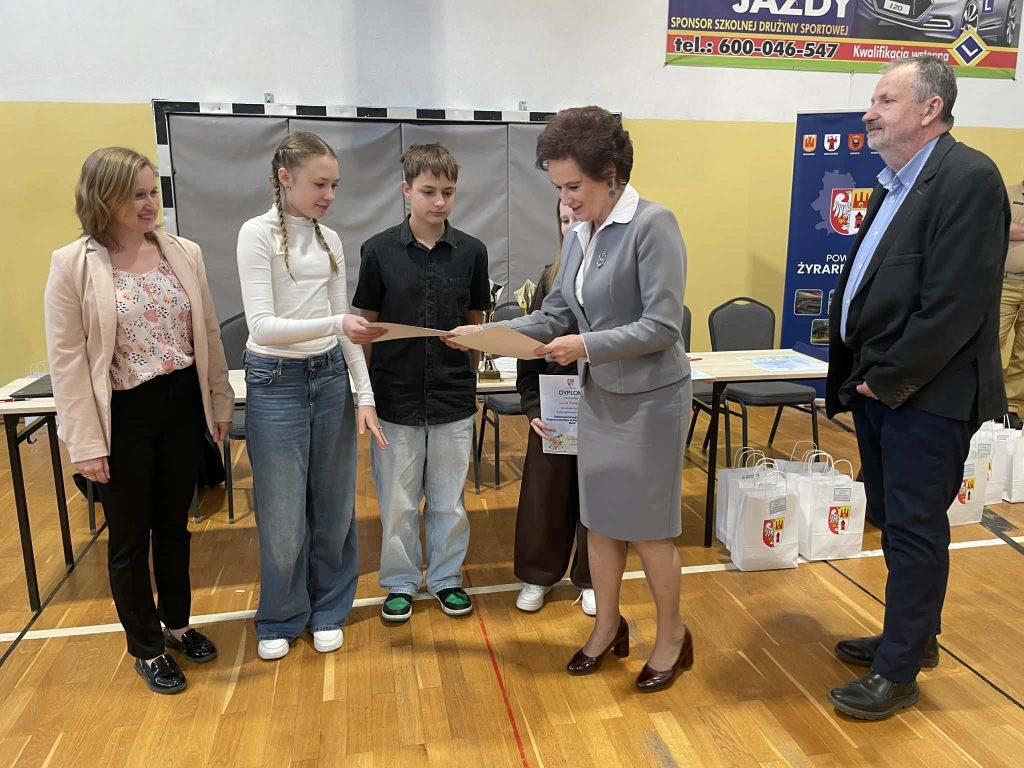 Zastępca_burmistrza_Mszczonowa_wręcza_dyplomy