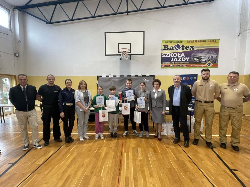 Zdjęcie_pamiątkowe_dzieci_ze_Szkoły_w_Radziejowicach_z_dyplomami