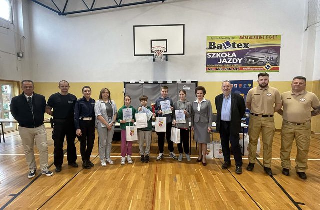 Zdjęcie_pamiątkowe_dzieci_ze_Szkoły_w_Radziejowicach_z_dyplomami1