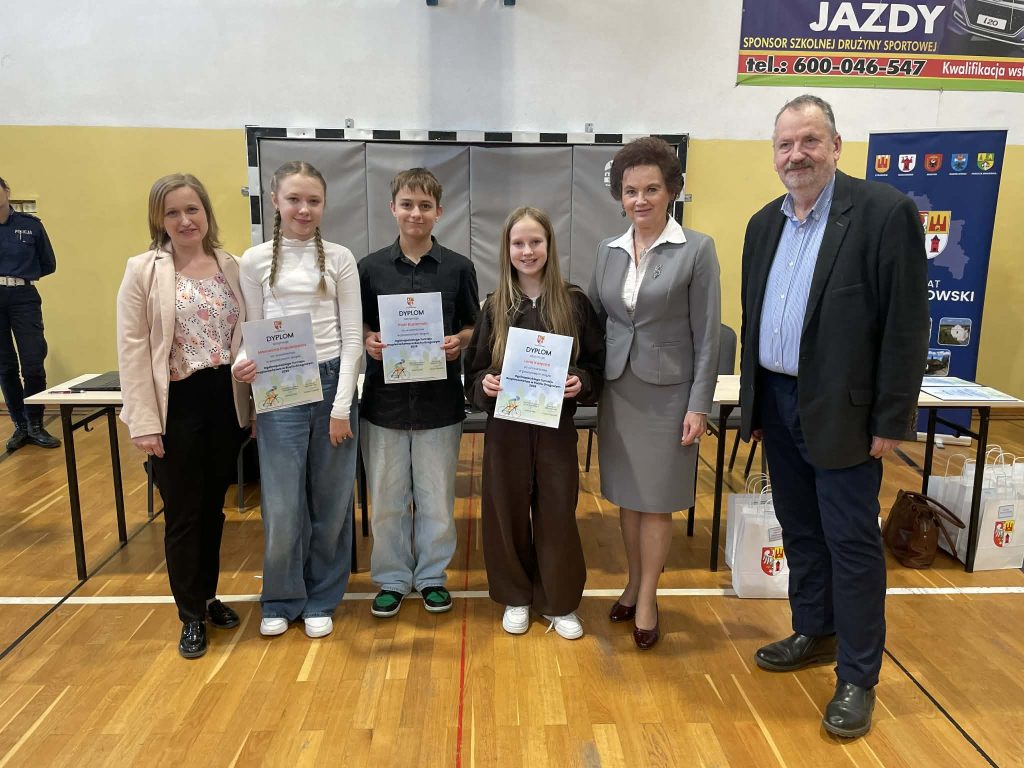 Zdjęcie_z_dyplomami_dzieci_ze_szkoły_w_Korytowie_A