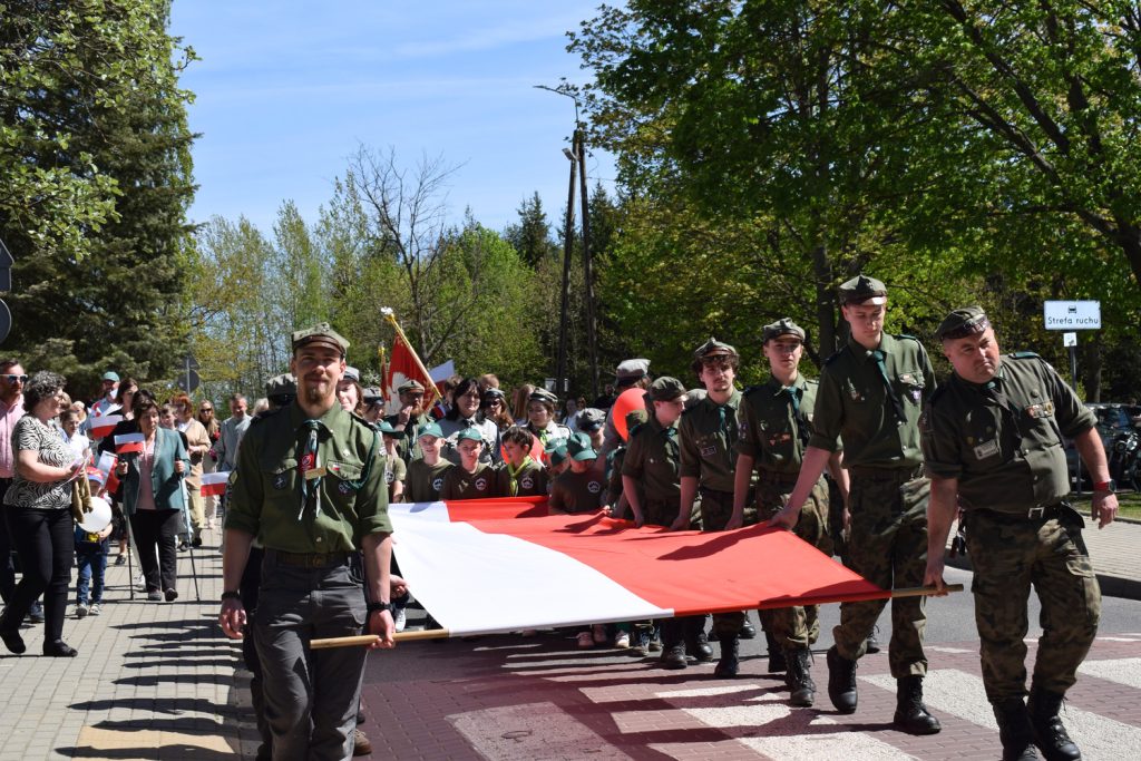 Harcerze niosący flagę Polski