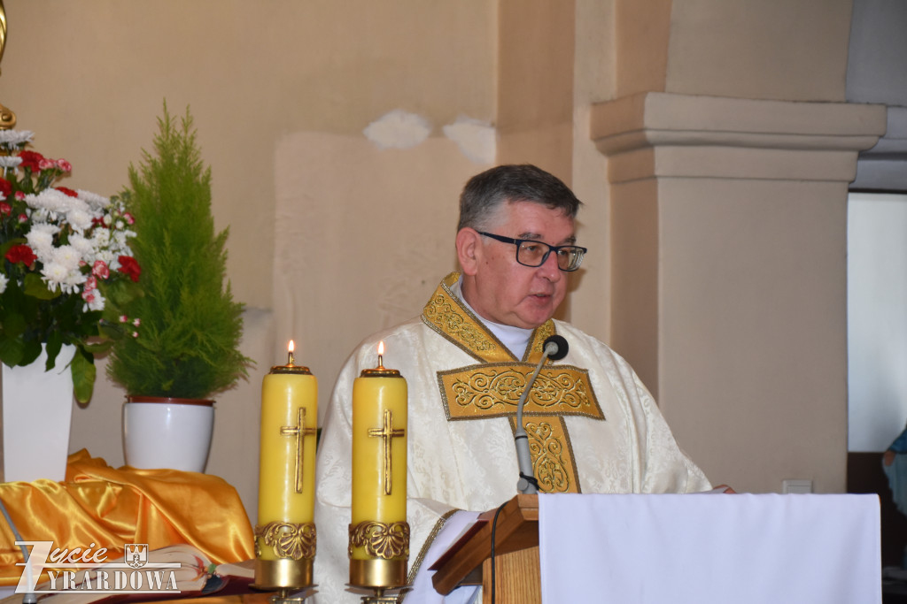 Ksiądz proboszcz Kościoła w Radziejowicach odprawiający Mszę