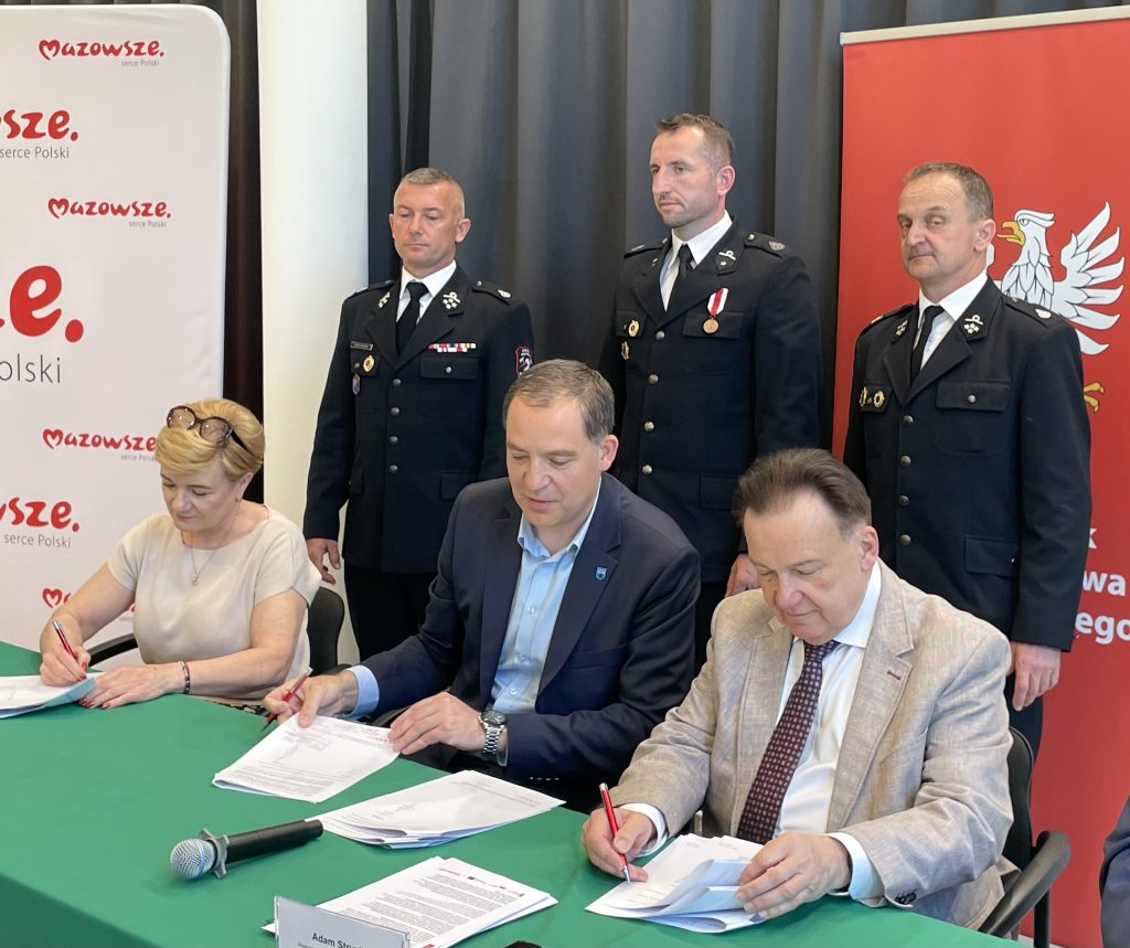 Marszałek podpisujacy umowę