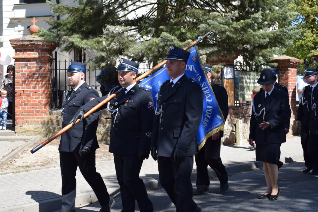 Poczet sztandarowy OSP Kuklówka w przemarszu