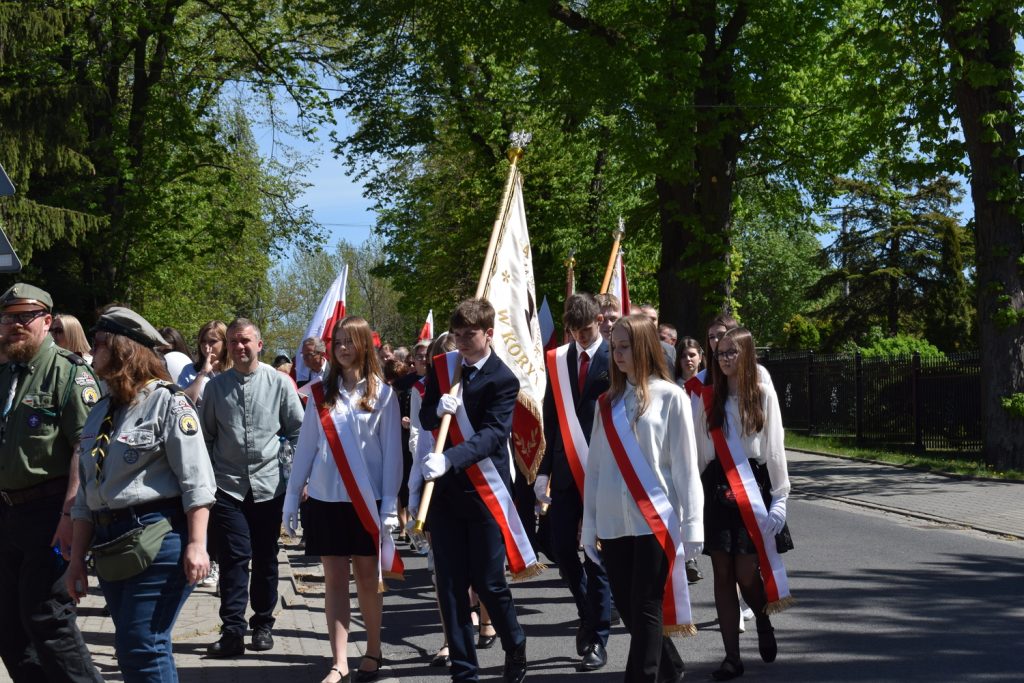 Poczet sztandarowy uczniów szkoły podstawowej w przemarszu