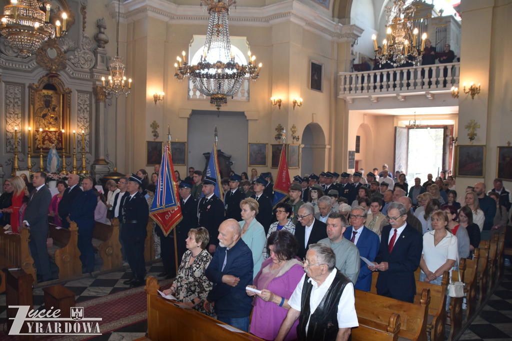 Poczty sztandarowe straży oraz wszystcy zgromadzeni w kościele podczas mszy