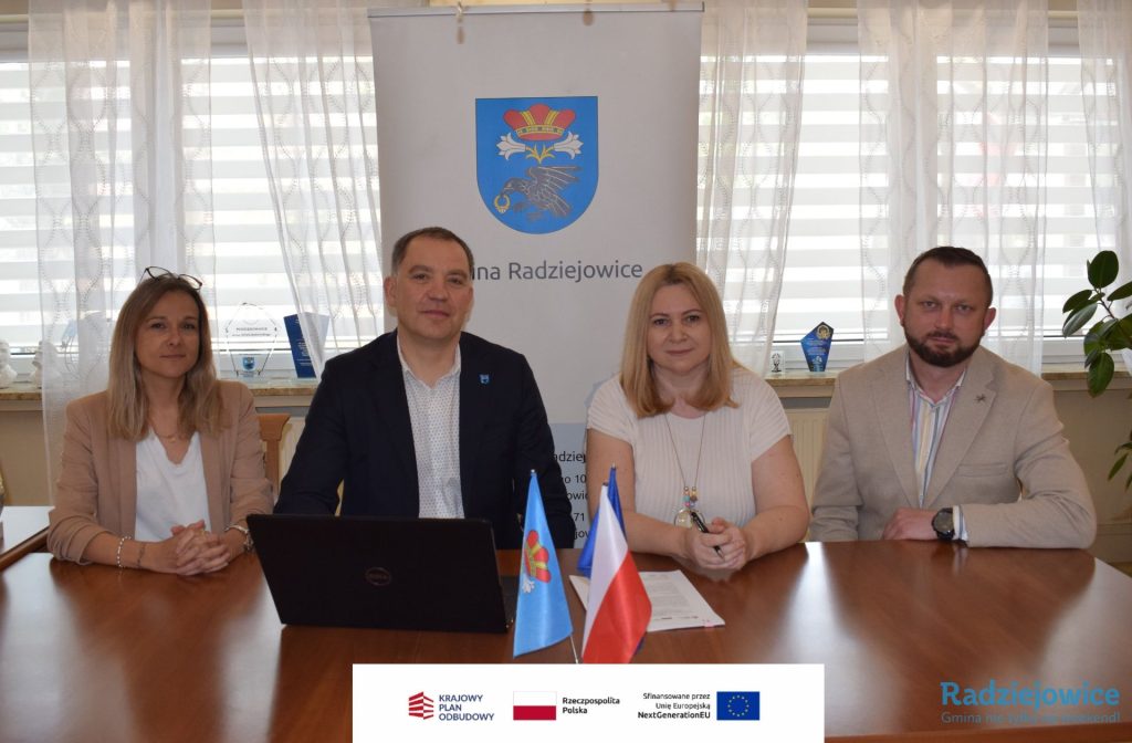 Wójt Gminy Radziejowice, Skarbnik Gminy, Dyrekktor Szkoły podstawowej w Kuklówce i Dyrektor Szkoły Podstawowej w Korytowie. siedzą razem przy stole odwróceni w strone aparatu