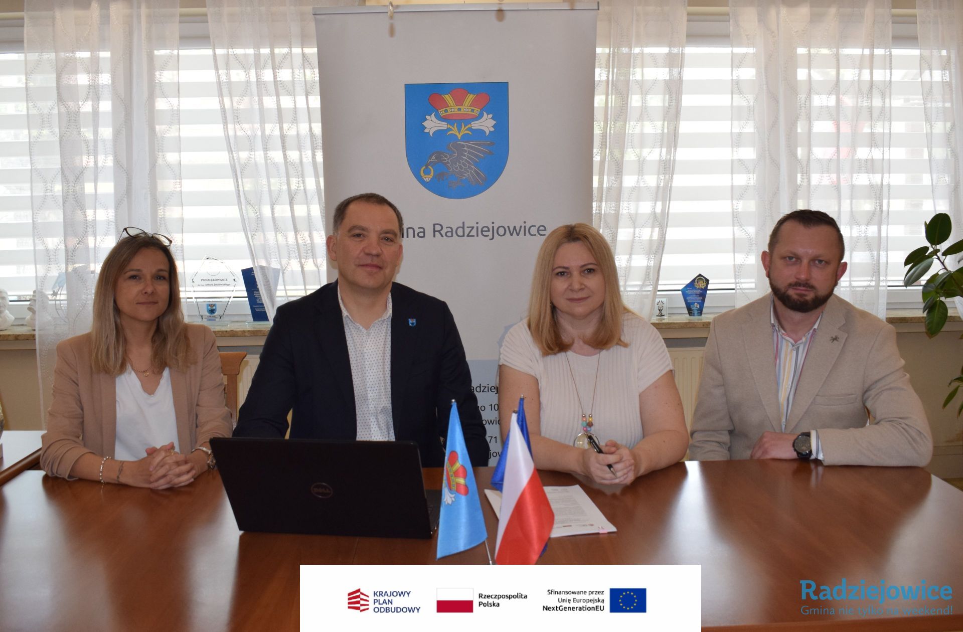 Wójt Gminy Radziejowice, Skarbnik Gminy, Dyrekktor Szkoły podstawowej w Kuklówce i Dyrektor Szkoły Podstawowej w Korytowie. siedzą razem przy stole odwróceni w strone aparatu