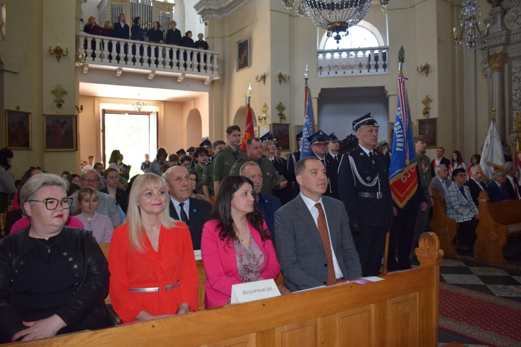 Wójt Gminy Radziejowice, Zastepca Wójta, Przewodnicząca Rady w Kościele. W tle Strażacy w pocztach sztandarowych.