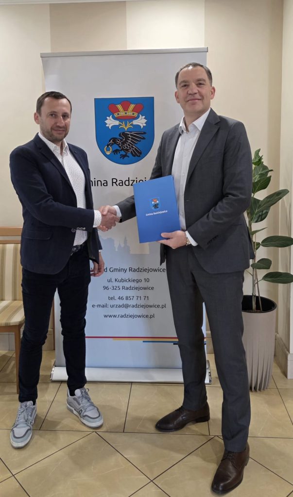 Wójt Gminy Radziejowice oraz przedstawiciel firmy Przedsiębiorstwo Produkcyjno-Usługowo-Handlowe „Budowa I Naprawa Dróg Efekt” Sp. z o.o.