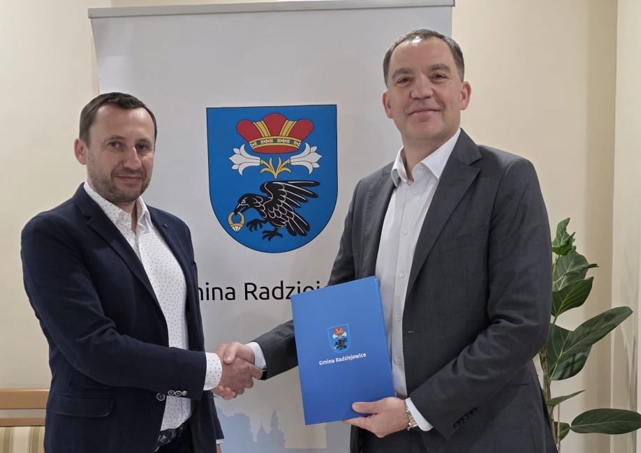 Wójt Gminy Radziejowice oraz przedstawiciel firmy Przedsiębiorstwo Produkcyjno-Usługowo-Handlowe „Budowa I Naprawa Dróg Efekt” Sp. z o.o. okładka