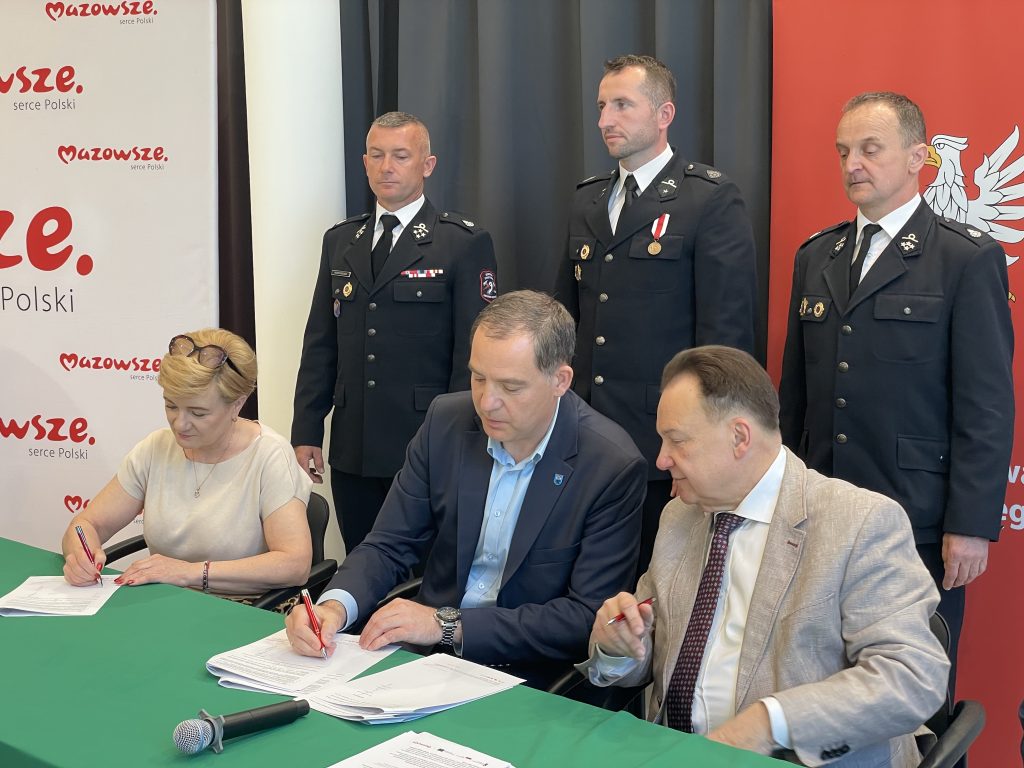 Wójt podpisujacy umowę