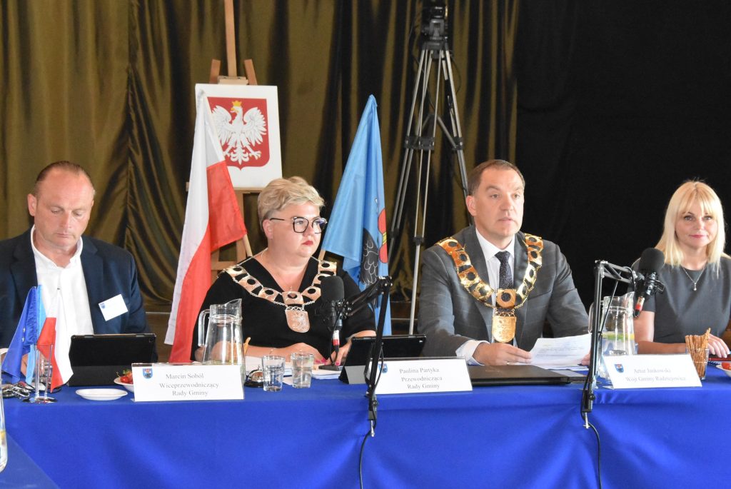 Przewodnicząca Rady, wiceprzewodniczący Rady Wójt i Zatepca Wójta siedzą przy stole w trakcie sesji