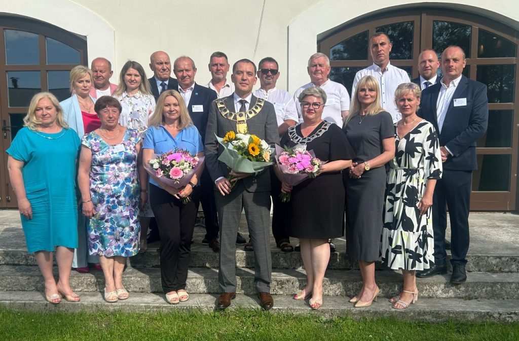 Radni i władze gminy pozują do zdjęcia