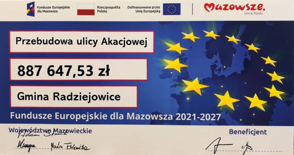 Tablica informacyjna programu Fundusze Europejskie dla Mazowsza 2021–2027 dotycząca przebudowy ulicy Akacjowej w Gminie Radziejowice. Na tablicy widnieje kwota dofinansowania 887 647,53 zł oraz logotypy Funduszy Europejskich, Rzeczypospolitej Polskiej, Unii Europejskiej i Województwa Mazowieckiego.