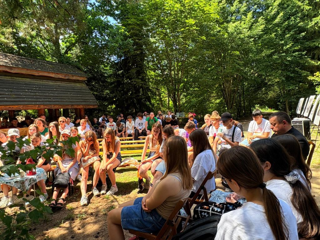 Uczniowie szkół podstawowych uczestniczą w prelekcji