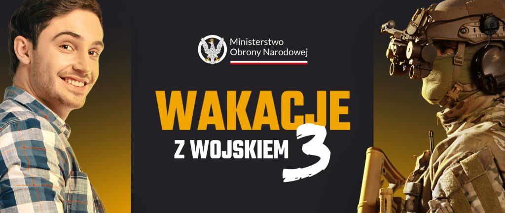 Grafika promocyjna programu „Wakacje z Wojskiem 3”. Po lewej stronie przedstawiono uśmiechniętego młodego mężczyznę w codziennym ubraniu, po prawej żołnierza w pełnym wyposażeniu wojskowym. W środkowej części umieszczono logo Ministerstwa Obrony Narodowej oraz duży napis „Wakacje z Wojskiem 3”. Tło utrzymane jest w ciemnej kolorystyce z żółtymi akcentami.