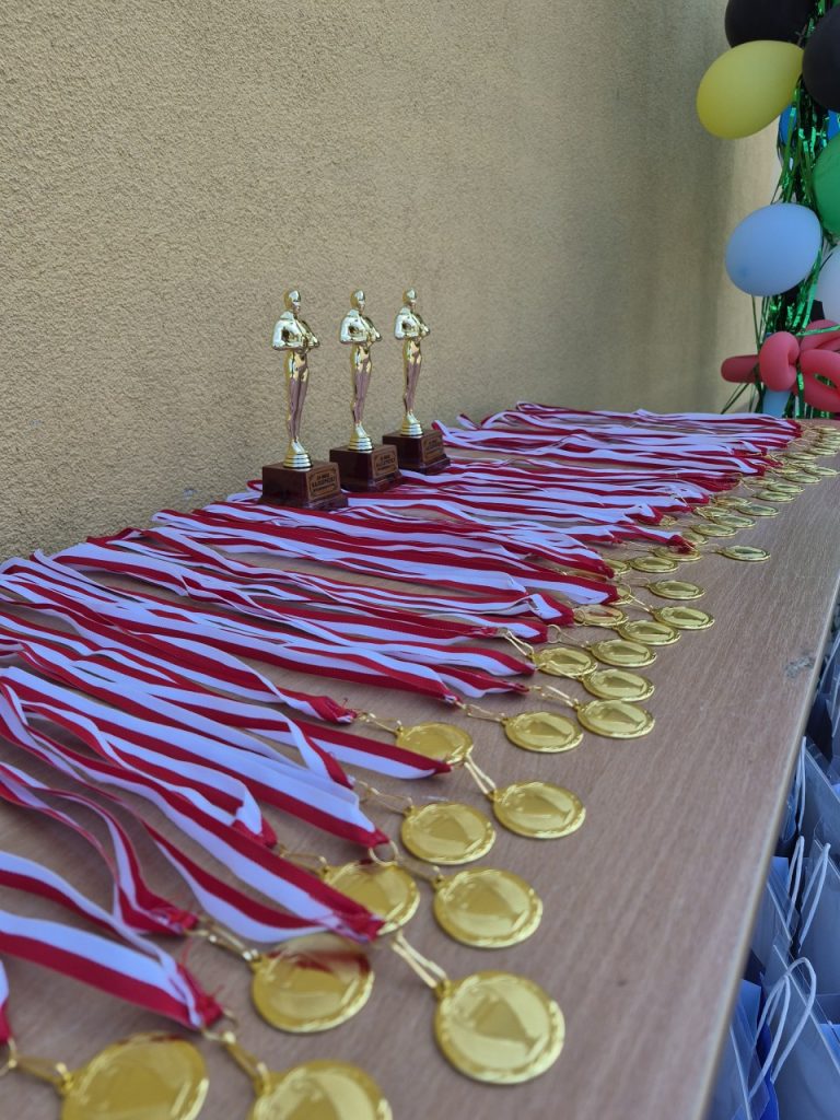 Trofea w półkolonijnych zawodach