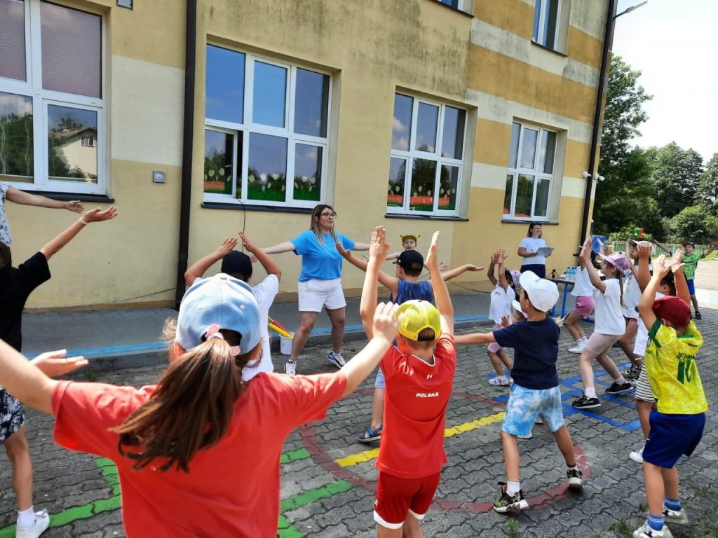 Dzieci gimnastykują się