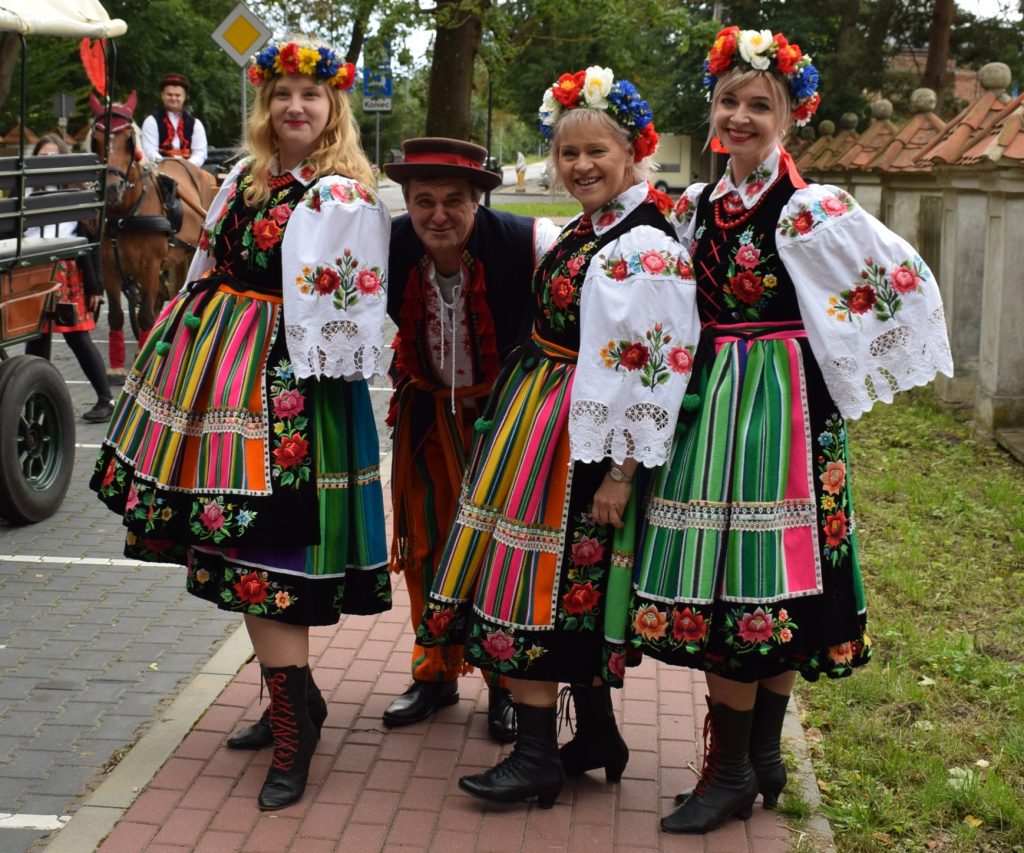 3 kobiety w strojach łowickich pozują do zdjęcia