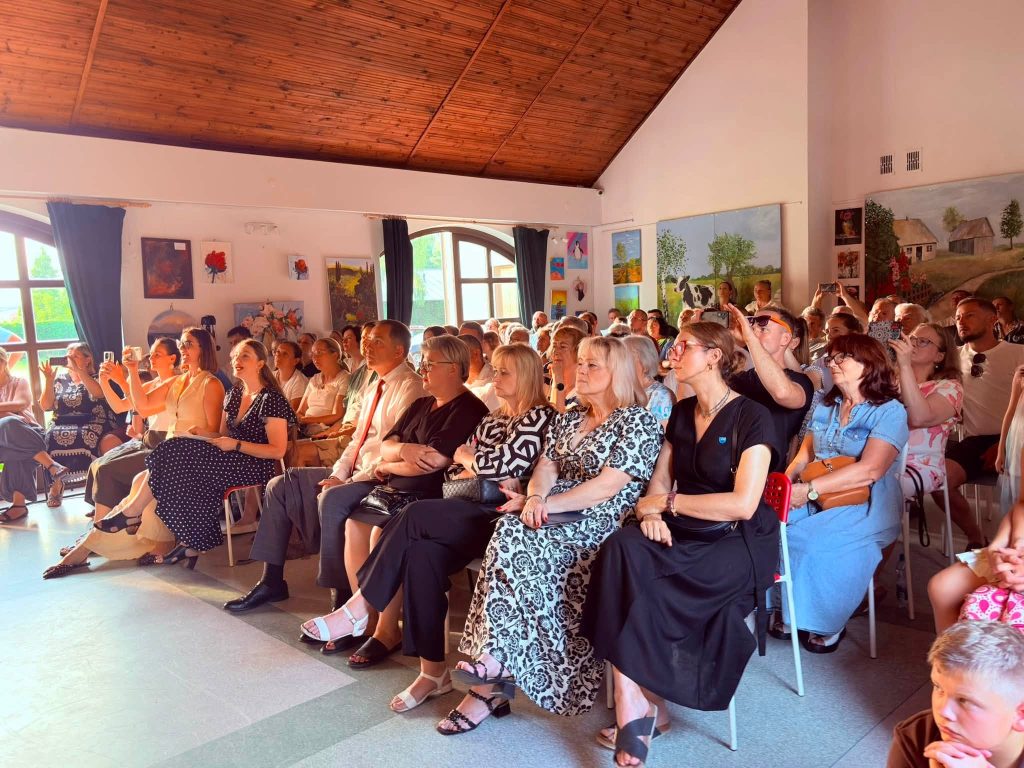 Publiczność zgromadzona w sali ogląda występy artystyczne przygotowane z okazji obchodów rocznicy Powstania Warszawskiego.
