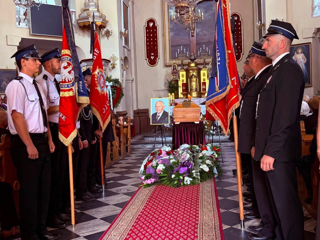 W kościele przy trumnie śp. Kazimierza Drążkiewicza stoją poczty sztandarowe jednostek OSP oraz innych organizacji. Trumna, portret zmarłego i kwiaty znajdują się pośrodku nawy głównej.