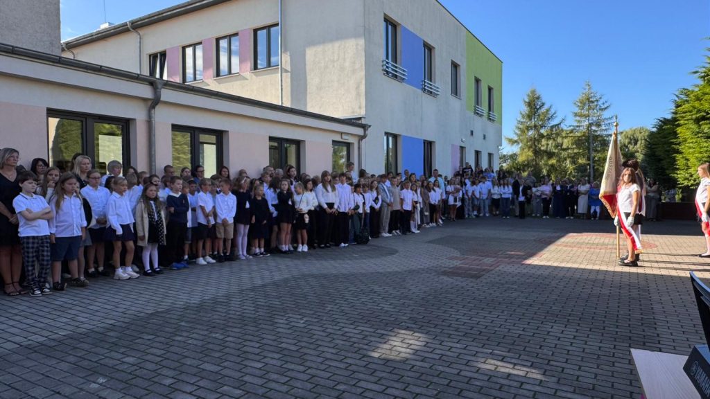 Uczniowie podczas uroczystości rozpoczęcia roku szkolengo