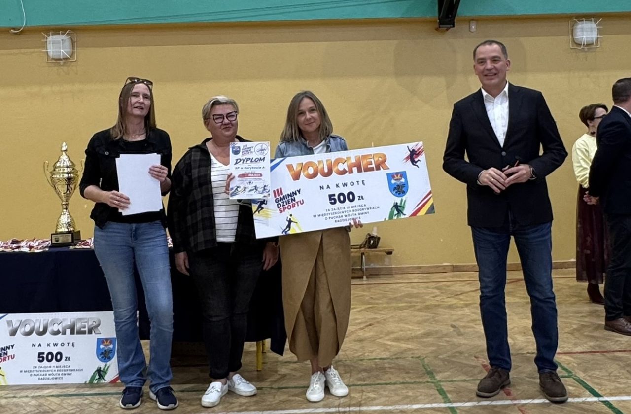 obraz wyróżniający. przedstawiciele samorządu i dyrektorka szkoły pozują do zdjęcia