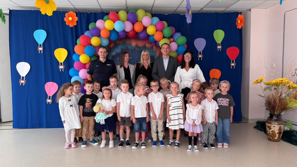 zdjęcie grupowe z przedszkolakami
